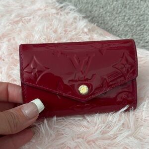 Louis Vuitton vernise leather 6 key case 
Great condition 
Authentic